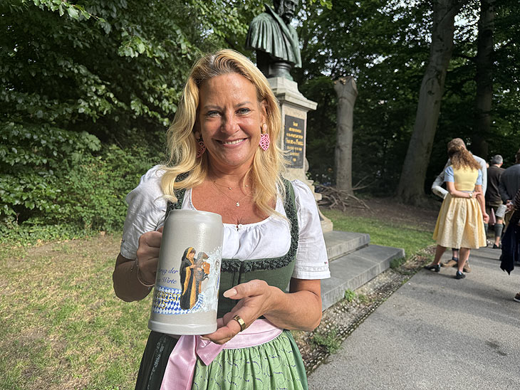 Hofbräu Wiesnwirtin mit dem neuen Wirtekrug 2025 (©Foto: Martin Schmitz) 